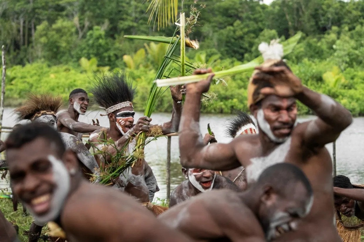 Племя людоедов изнутри: каннибалы из Новой Гвинеи.