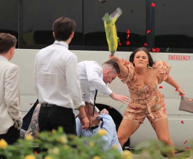 Фотография: Не буди в ней зверя: девушка отхлестала хулигана букетом во время массовой потасовки на скачках в Австралии №2 - BigPicture.ru