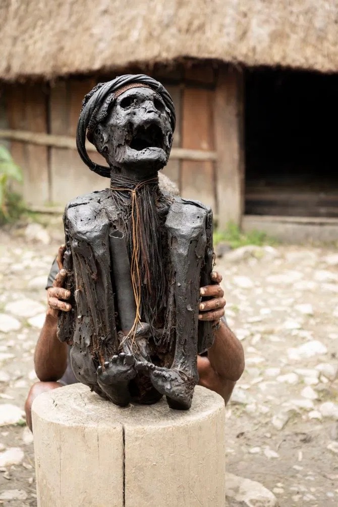 Фотография: Дух предков: в папуасском племени коптят мумии вождей, чтобы сохранить их для потомков №5 - BigPicture.ru