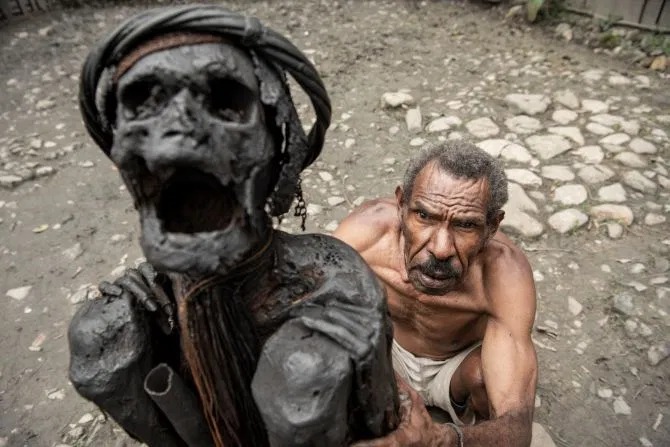Фотография: Дух предков: в папуасском племени коптят мумии вождей, чтобы сохранить их для потомков №3 - BigPicture.ru