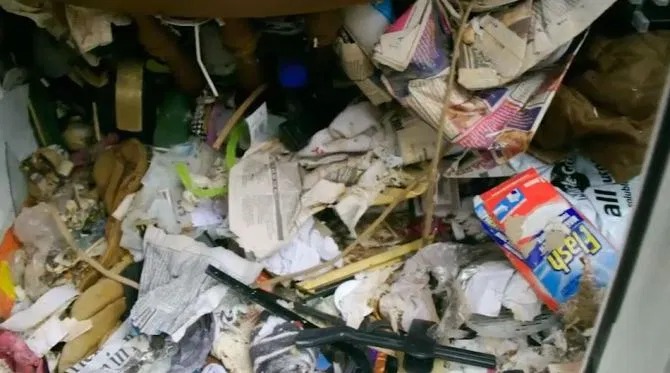 Фотография: Когда жизнь превращается в мусорник: британский телеканал показал дома самых жутких барахольщиков страны №11 - BigPicture.ru