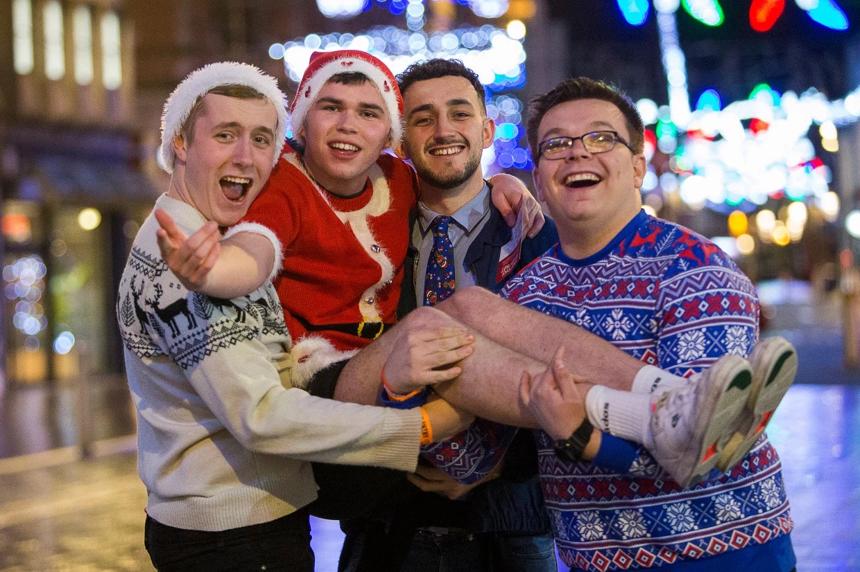 Фотография: Бубенцы звенят! Новогодний запой катится по Великобритании №1 - BigPicture.ru