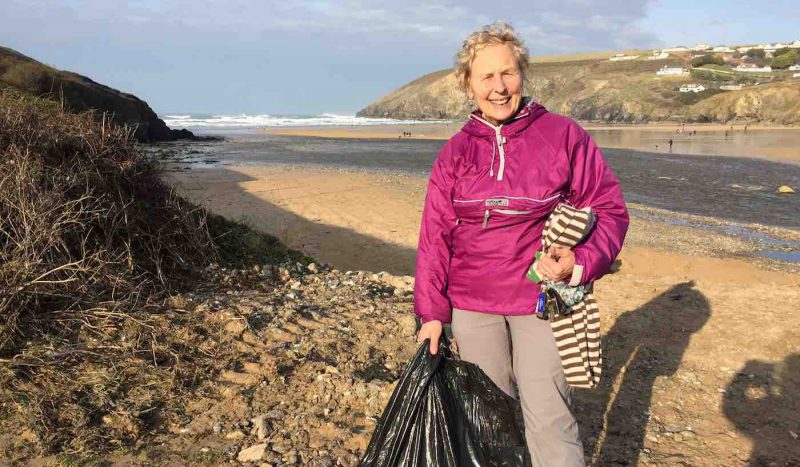 Фотография: Не пляжный сезон: как 70-летняя английская бабушка спасает побережье от мусора №4 - BigPicture.ru