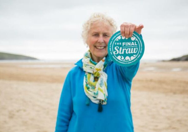 Не пляжный сезон: как 70-летняя английская бабушка спасает побережье от мусора