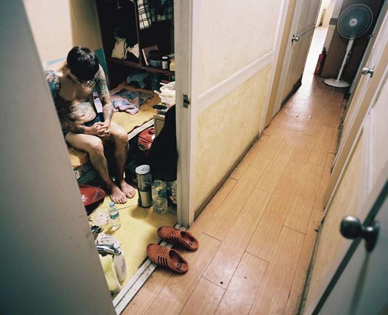 Фотография: Депрессивный гошивон: как живут обитатели самого дешевого жилья Сеула №4 - BigPicture.ru