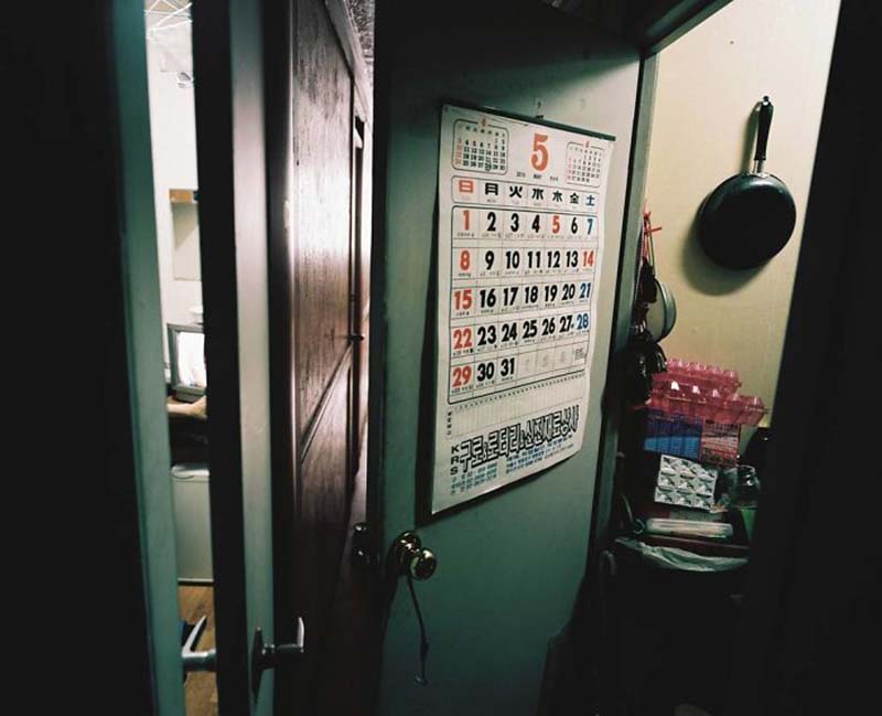 Фотография: Депрессивный гошивон: как живут обитатели самого дешевого жилья Сеула №16 - BigPicture.ru
