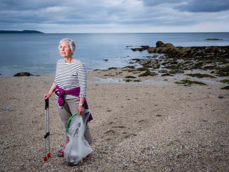 Фотография: Не пляжный сезон: как 70-летняя английская бабушка спасает побережье от мусора №6 - BigPicture.ru