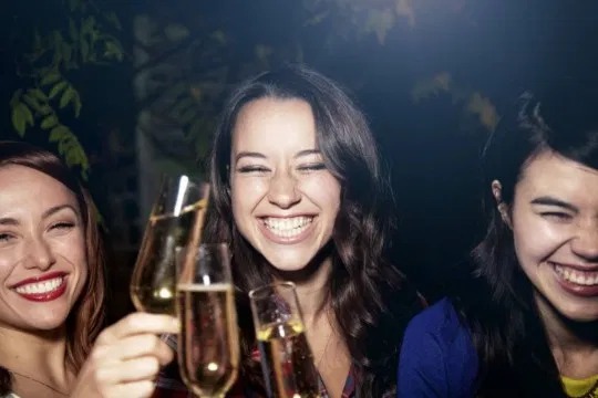 Фотография: Праздничное настроение — испорченная улыбка: алкоголь разрушает зубы хуже сладостей №1 - BigPicture.ru