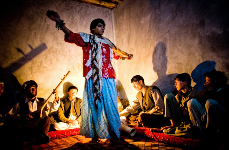 Фотография: Танцующие мальчики Афганистана: 3 шокирующие истории о сексуальном рабстве бача-бази №2 - BigPicture.ru