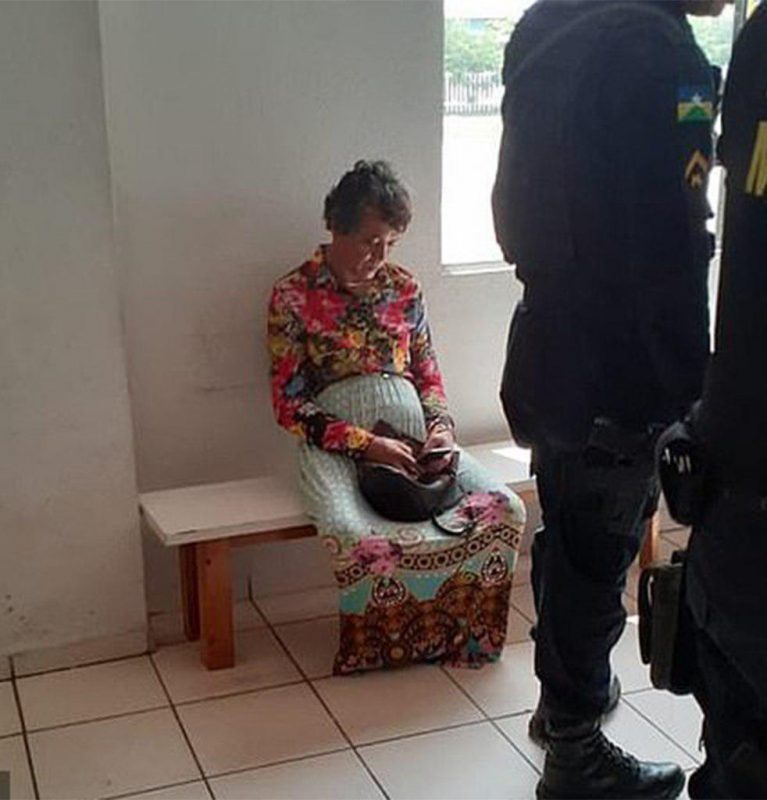 Фотография: Заботливый бразилец переоделся в пожилую женщину, чтобы сдать экзамен в автошколе вместо мамы №3 - BigPicture.ru