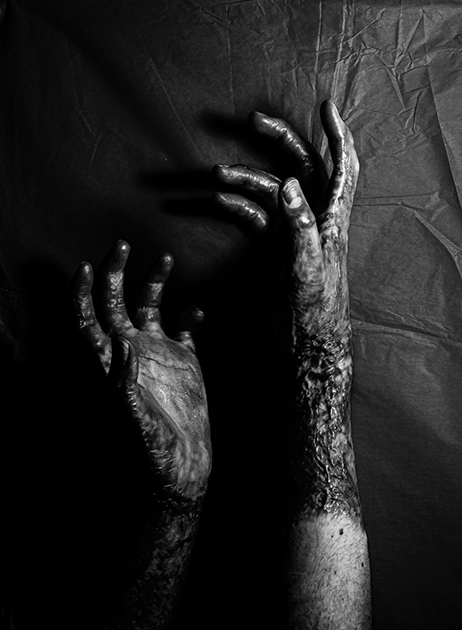 Фотография: Темные тела: мрачные истории на лучших черно-белых снимках со всего мира №4 - BigPicture.ru