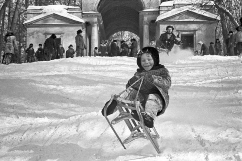 Фотография: Зимние катания на санках в СССР №1 - BigPicture.ru