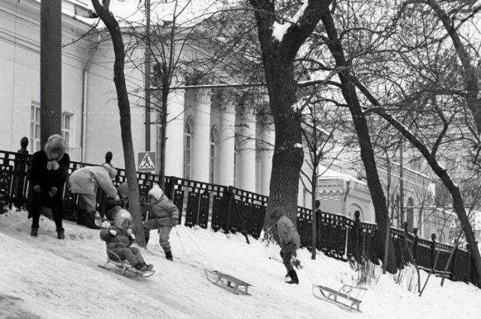 Фотография: Зимние катания на санках в СССР №9 - BigPicture.ru