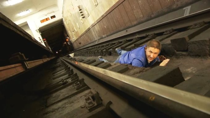 Фотография: Это должен знать каждый! Что делать при падении на рельсы в метро №4 - BigPicture.ru
