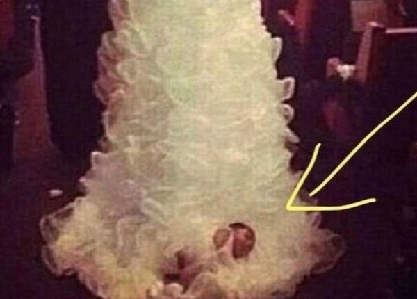 Счастье на хвосте: невесту раскритиковали за то, что она привязала новорожденную малышку к шлейфу