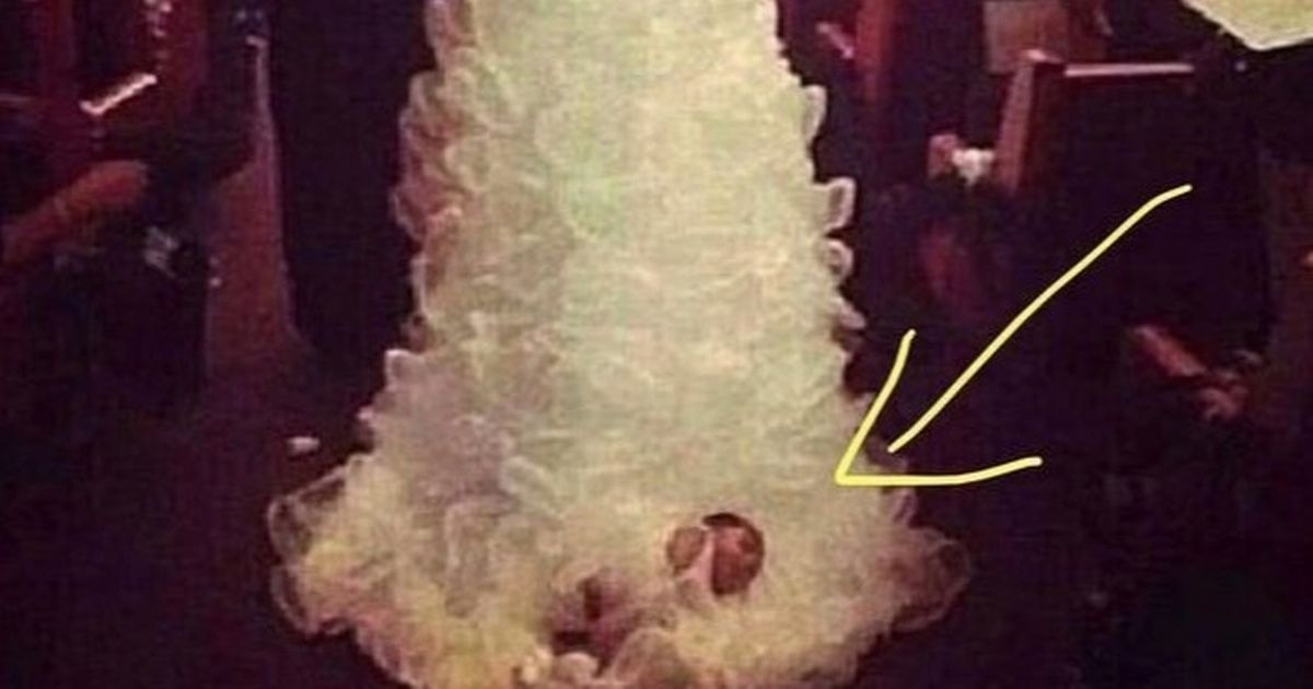 Фотография: Счастье на хвосте: невесту раскритиковали за то, что она привязала новорожденную малышку к шлейфу №1 - BigPicture.ru