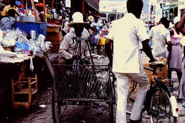 Фотография: 31 цветная фотография, документирующая жизнь Гаити в 1970-е №3 - BigPicture.ru