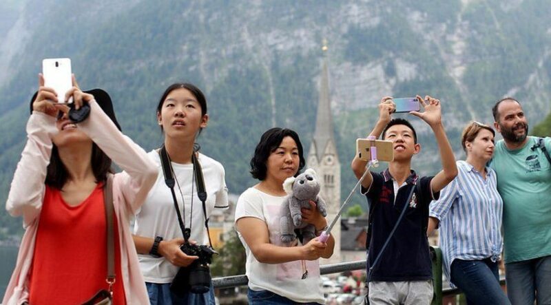 Фотография: Селфи-апокалипсис в действии: как туристы из Азии стали бедствием для австрийского городка Гальштат №1 - BigPicture.ru