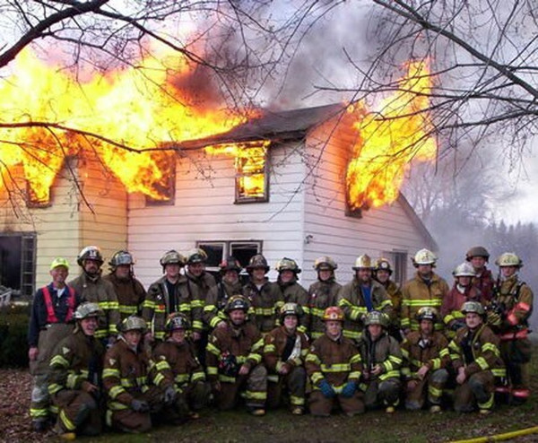 Фотография: В США разгорелся скандал из-за селфи пожарных на фоне горящего дома №5 - BigPicture.ru