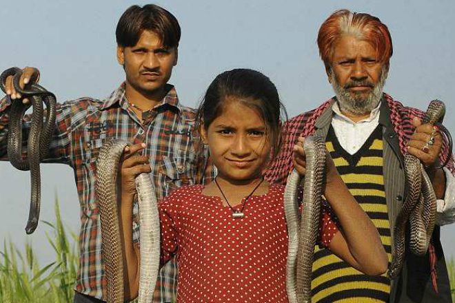 Фотография: Девочка-кобра из Индии отлично ладит с опасными змеями №6 - BigPicture.ru
