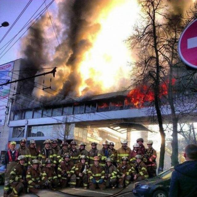 Фотография: В США разгорелся скандал из-за селфи пожарных на фоне горящего дома №6 - BigPicture.ru