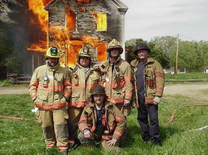 Фотография: В США разгорелся скандал из-за селфи пожарных на фоне горящего дома №7 - BigPicture.ru