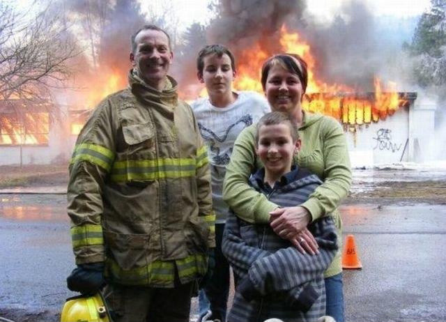 Фотография: В США разгорелся скандал из-за селфи пожарных на фоне горящего дома №8 - BigPicture.ru