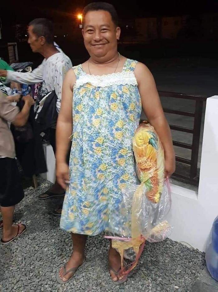 Фотография: Черт-те что и с боку бантик: филиппинцы, бежавшие от вулкана, делятся фото пожертвованной одежды №23 - BigPicture.ru