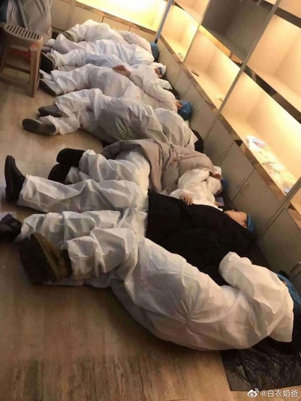 Фотография: 25 фото о буднях медперсонала в зараженном коронавирусом Ухане №26 - BigPicture.ru