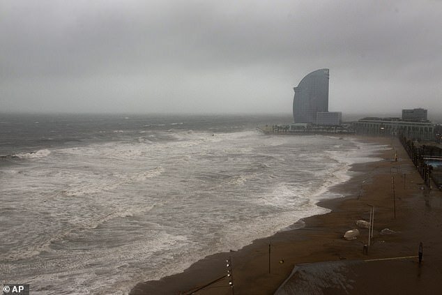Фотография: Испанию захлестнули гигантские волны и окутала морская пена №17 - BigPicture.ru