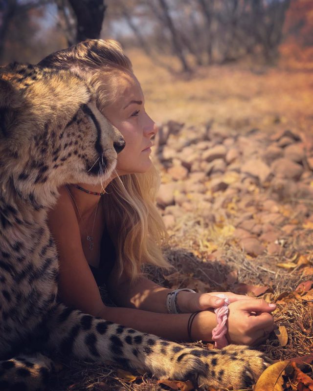 Фотография: В объятьях гепардов: эта девушка живет в дикой природе и считает хищников друзьями №6 - BigPicture.ru