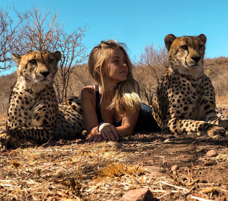 Фотография: В объятьях гепардов: эта девушка живет в дикой природе и считает хищников друзьями №8 - BigPicture.ru