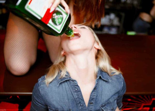 15 гифок с выпившими девушками и их забавными фейлами