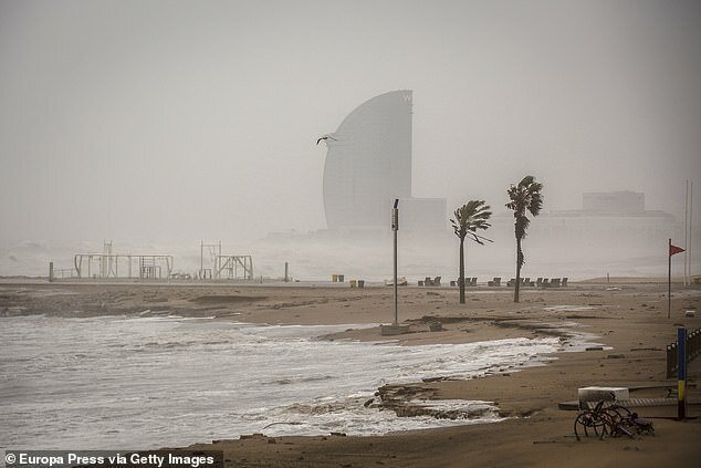 Фотография: Испанию захлестнули гигантские волны и окутала морская пена №16 - BigPicture.ru