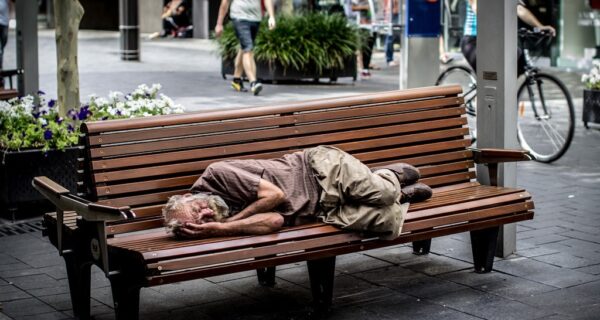 Эргономика наоборот, как в разных городах мира борются с бомжами