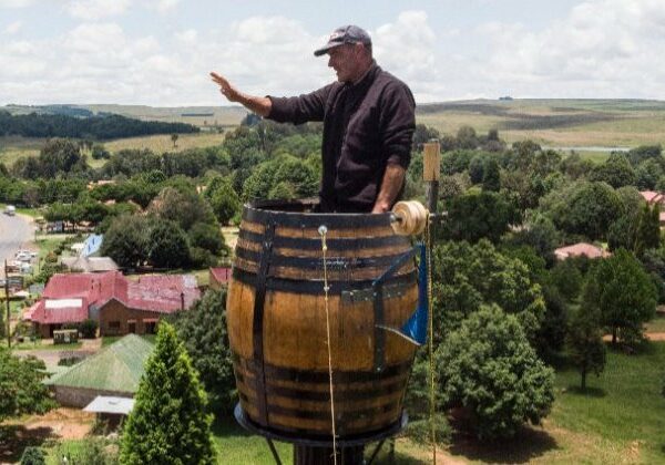 Диоген XXI века: почему дайвер из ЮАР живет в бочке на столбе