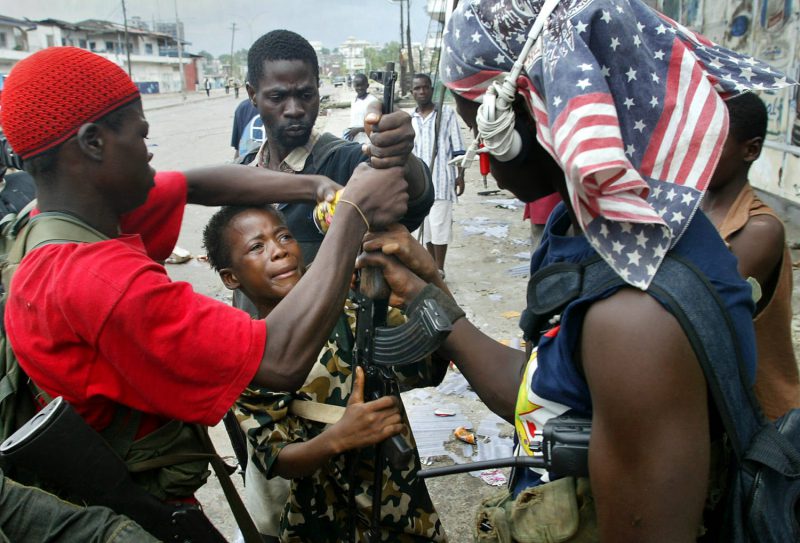 Фотография: Либерийские маньяки Сэмуэль Доэ и Чарльз Тейлор, или История неудавшейся демократии №9 - BigPicture.ru