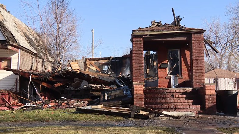 Фотография: В США разгорелся скандал из-за селфи пожарных на фоне горящего дома №3 - BigPicture.ru