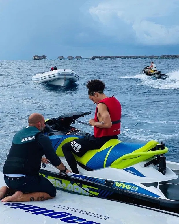 Фотография: Романтика и море: Мадонна отдыхает с молодым любовником и детьми на Мальдивах №7 - BigPicture.ru