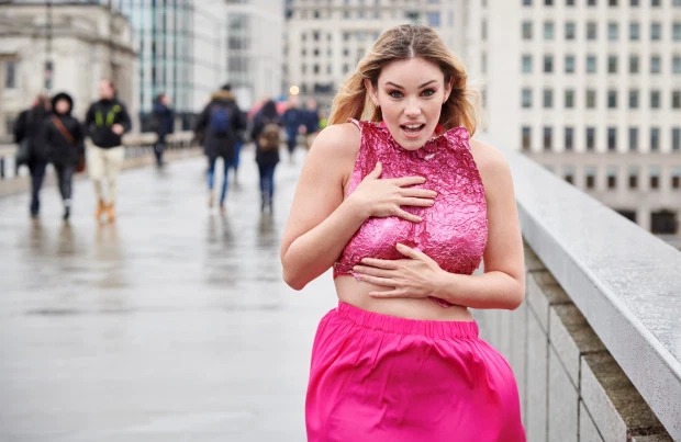 Фотография: Девушка-конфетка: модель прогулялась по Лондону в пикантном топе из фольги, как у Зендаи №5 - BigPicture.ru
