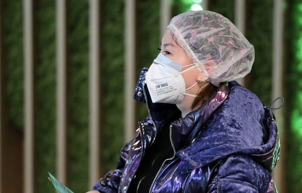 Фотография: Напуганные пассажиры надевают на головы пакеты и пластиковые бутыли, чтобы защититься от коронавируса №2 - BigPicture.ru