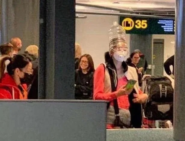 Фотография: Напуганные пассажиры надевают на головы пакеты и пластиковые бутыли, чтобы защититься от коронавируса №7 - BigPicture.ru