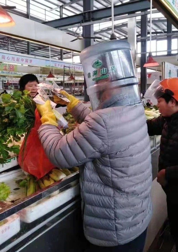 Фотография: Напуганные пассажиры надевают на головы пакеты и пластиковые бутыли, чтобы защититься от коронавируса №10 - BigPicture.ru