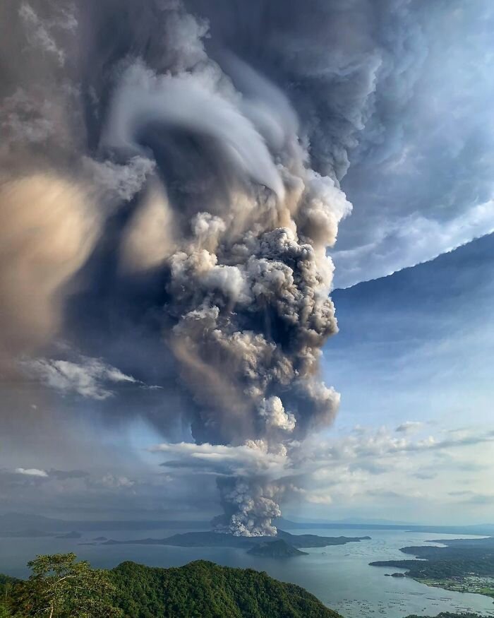 Фотография: Ужас, страх и красота: вся мощь вулкана Тааль в фотографиях №2 - BigPicture.ru