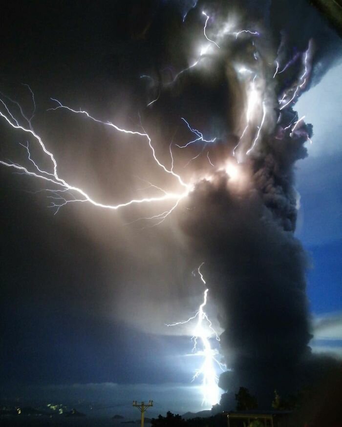 Фотография: Ужас, страх и красота: вся мощь вулкана Тааль в фотографиях №5 - BigPicture.ru