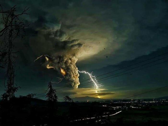 Фотография: Ужас, страх и красота: вся мощь вулкана Тааль в фотографиях №6 - BigPicture.ru