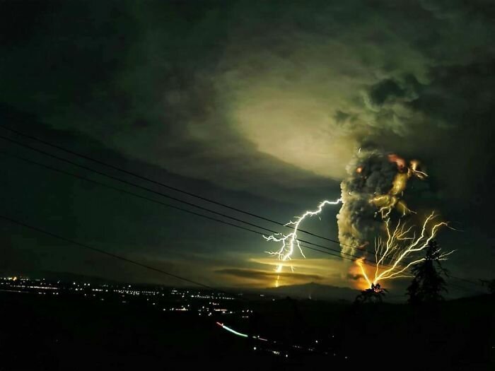 Фотография: Ужас, страх и красота: вся мощь вулкана Тааль в фотографиях №9 - BigPicture.ru