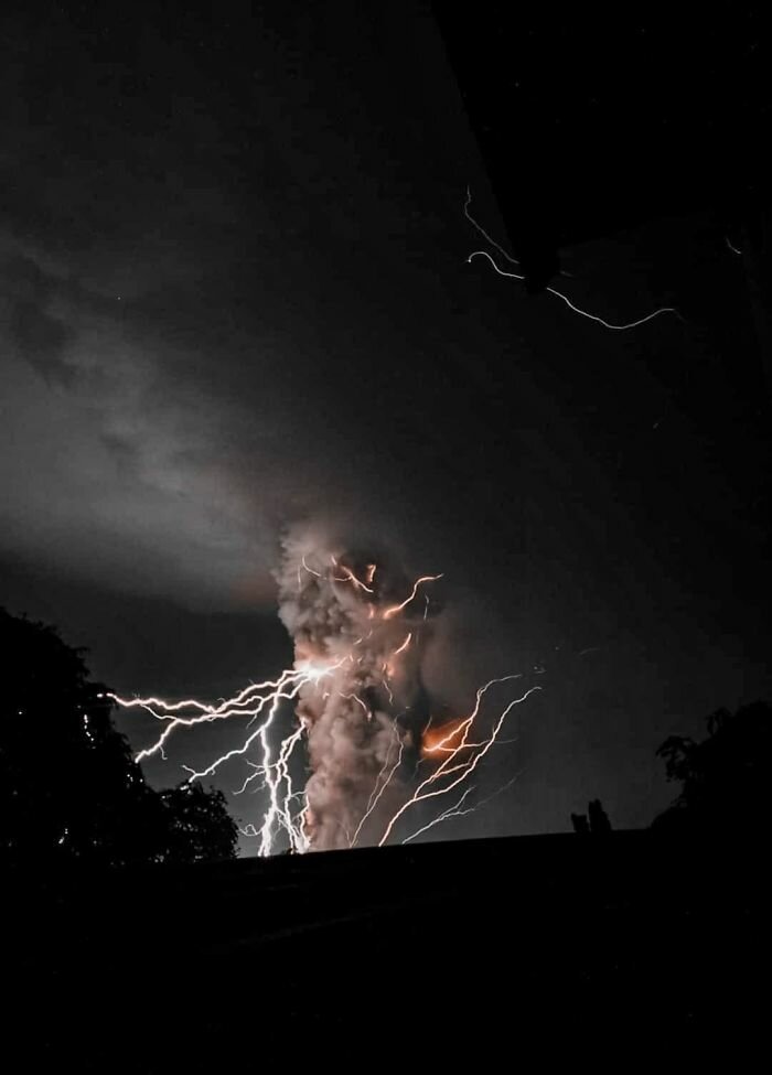 Фотография: Ужас, страх и красота: вся мощь вулкана Тааль в фотографиях №13 - BigPicture.ru