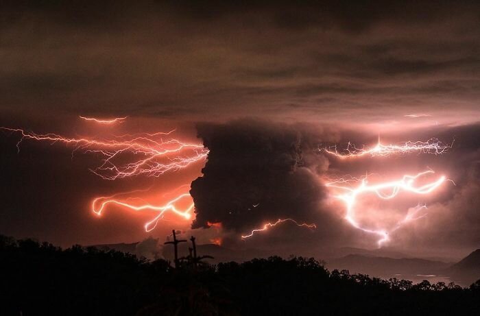 Фотография: Ужас, страх и красота: вся мощь вулкана Тааль в фотографиях №16 - BigPicture.ru