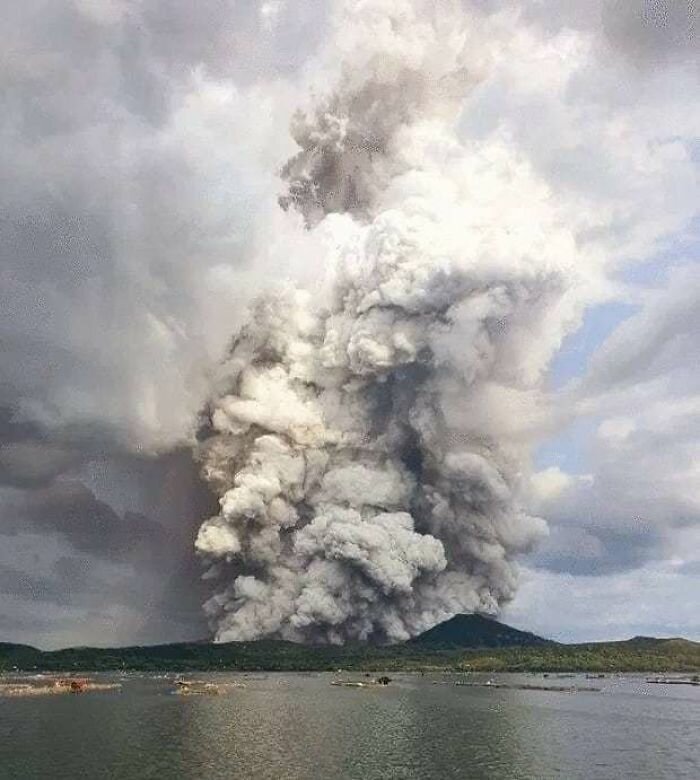 Фотография: Ужас, страх и красота: вся мощь вулкана Тааль в фотографиях №23 - BigPicture.ru